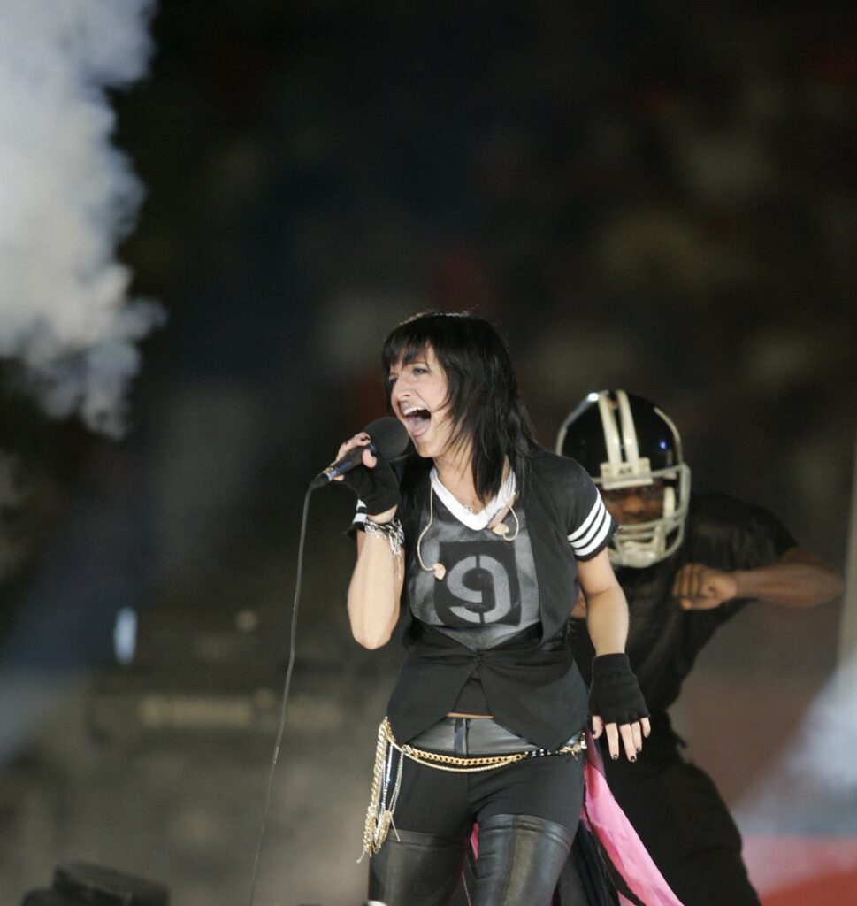 Throwback 2K Ashlee Simpson Talks Infamous LipSync Moment on SNL(00)